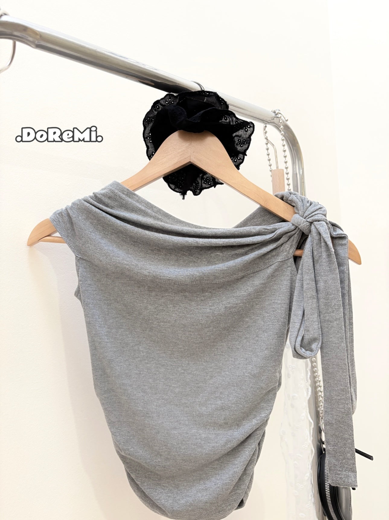 ASYMMETRIC TIE-SHOULDER CROP