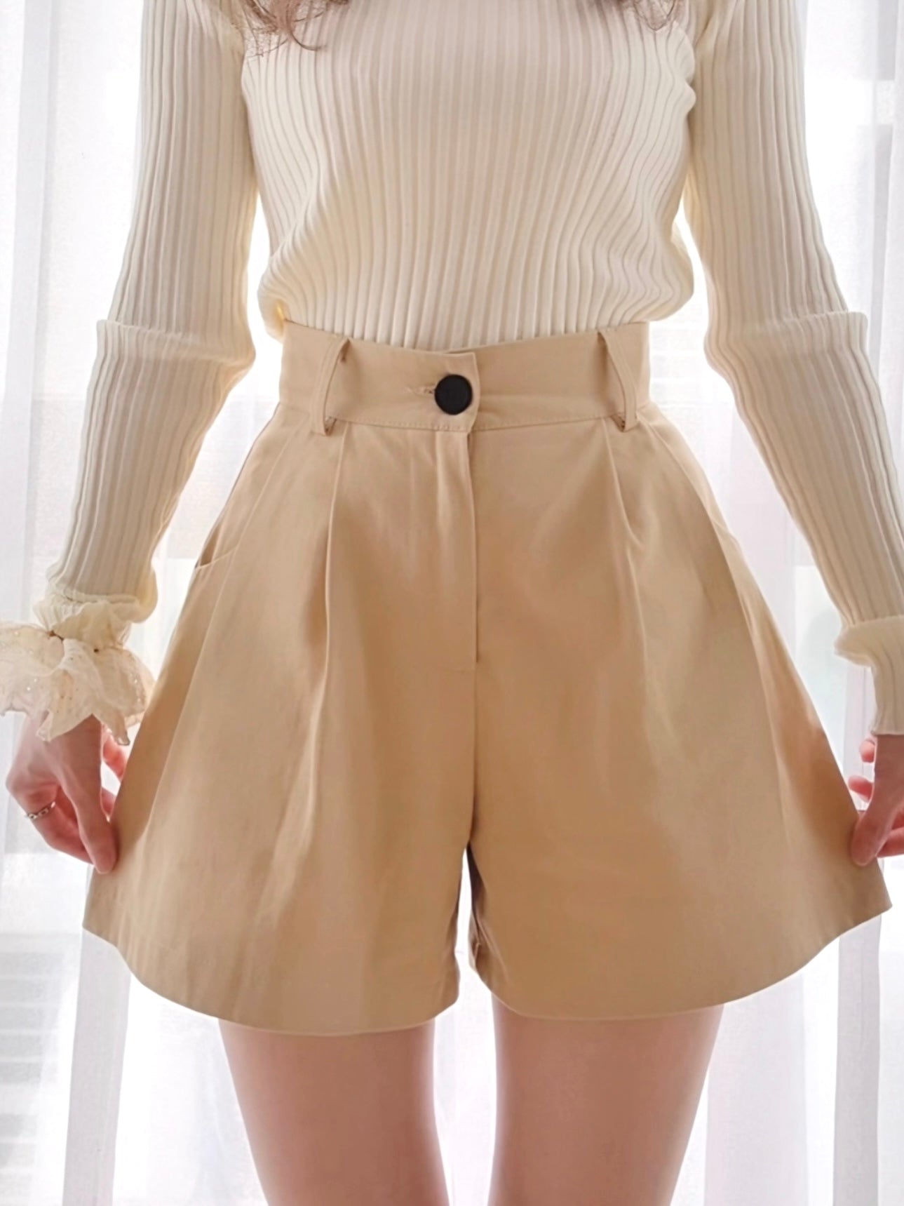 AVA SHORTS IN KHAKI