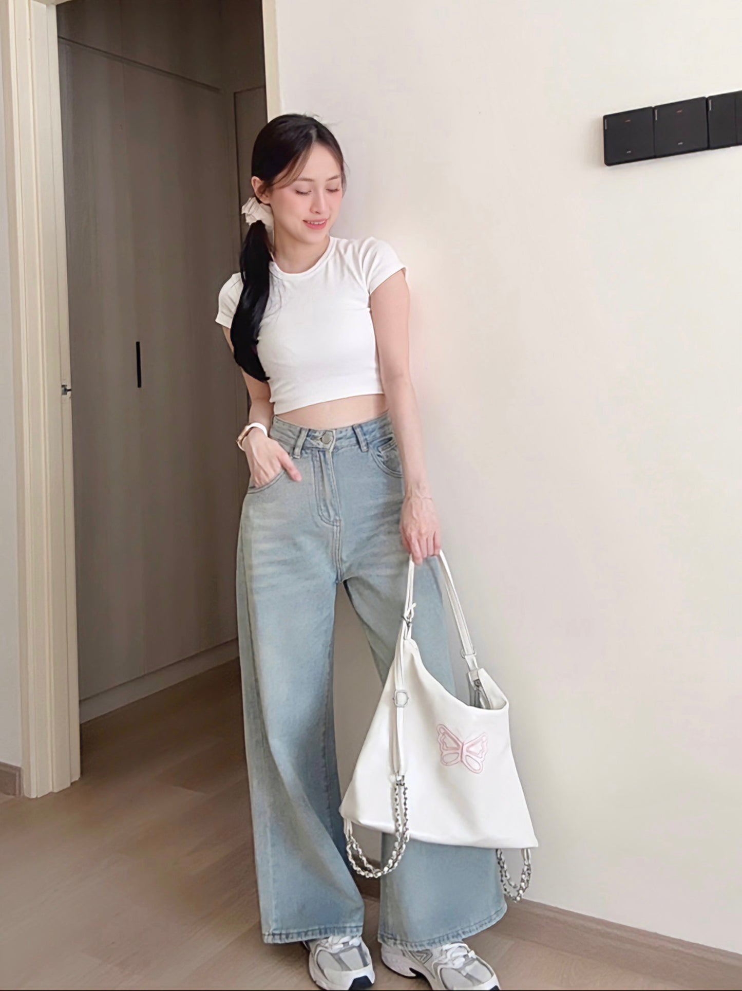 CHIC SHORT CROP TEE - WHITE