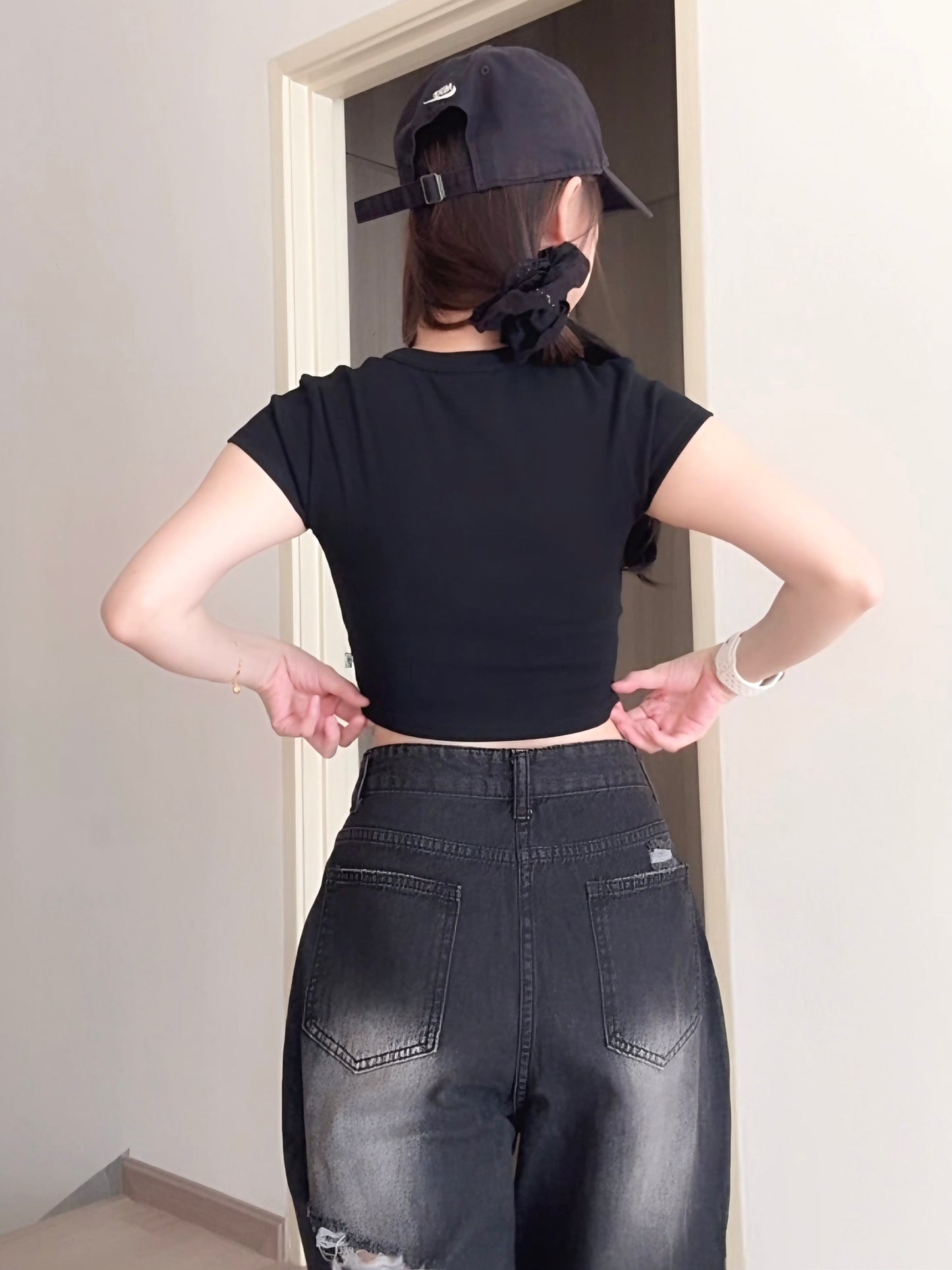 CHIC SHORT CROP TEE - BLACK